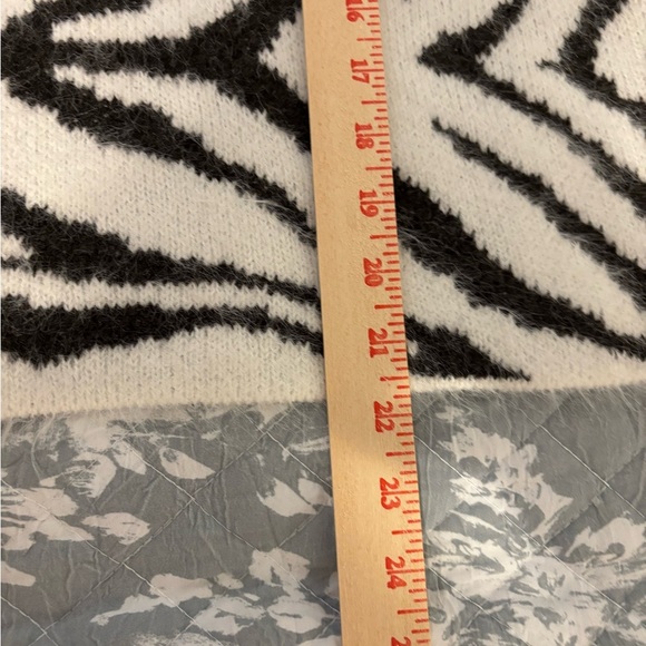 H&M Monochrome Zebra Turtleneck Sweater - Picture 5 of 8